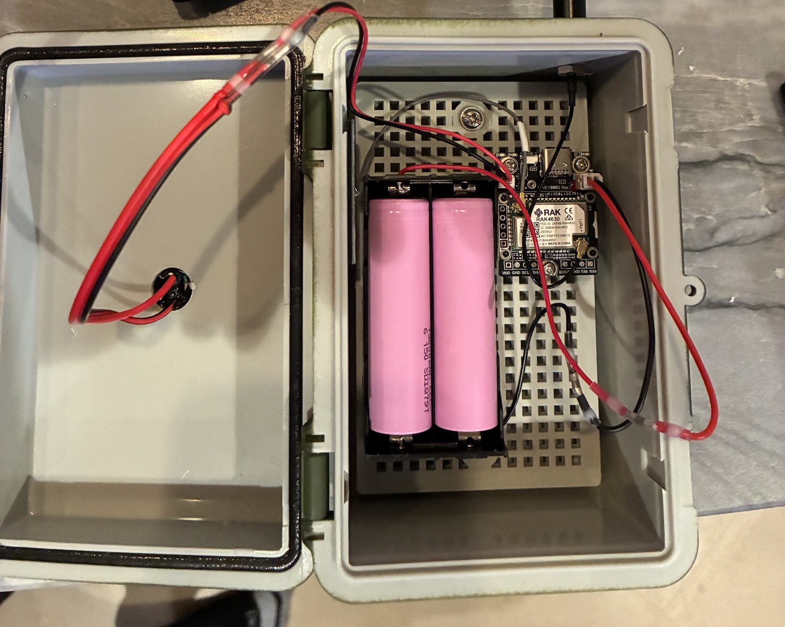 RAK4631 board and battery holder installed inside the enclosure